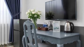 Habitación Deluxe con 1 cama doble o 2 individuales, vistas a la ciudad | Ropa de cama de alta calidad, edredones de plumas, minibar y escritorio