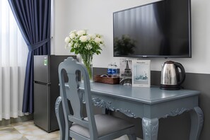 Deluxe kamer, 1 twee- of 2 eenpersoonsbedden, niet-roken, uitzicht op de stad | Luxe beddengoed, donsdekens, een minibar, een bureau