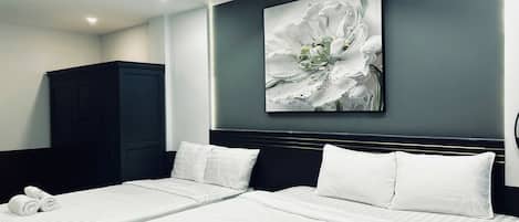 Minibar, escritorio y espacio para trabajar con laptop