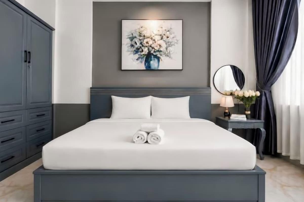Luxe beddengoed, donsdekens, een minibar, een bureau