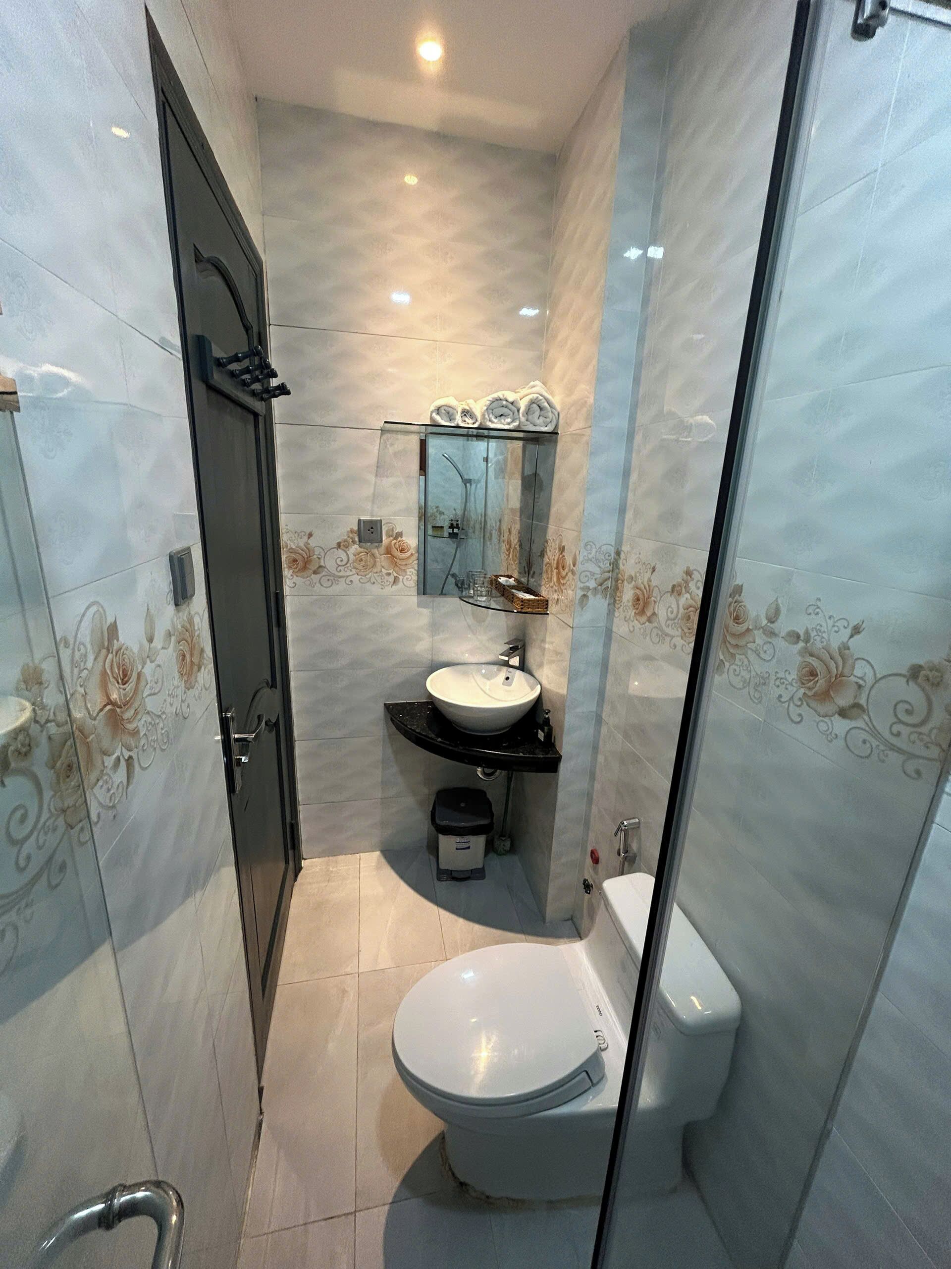 Superior Room | Bathroom | Shower, rainfall showerhead, hair dryer, slippers