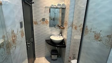 Superior Room | Bathroom | Shower, rainfall showerhead, hair dryer, slippers