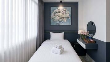 Habitación estándar doble de uso individual | Ropa de cama de alta calidad, edredones de plumas, minibar y escritorio