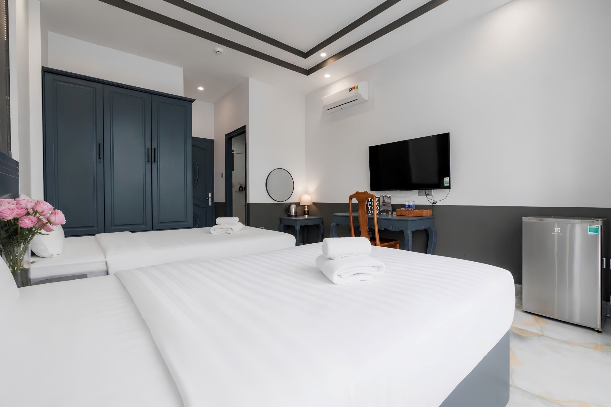 Habitación Deluxe con 1 cama matrimonial o 2 individuales, balcón | Ropa de cama de alta calidad, edredón, minibar y escritorio 