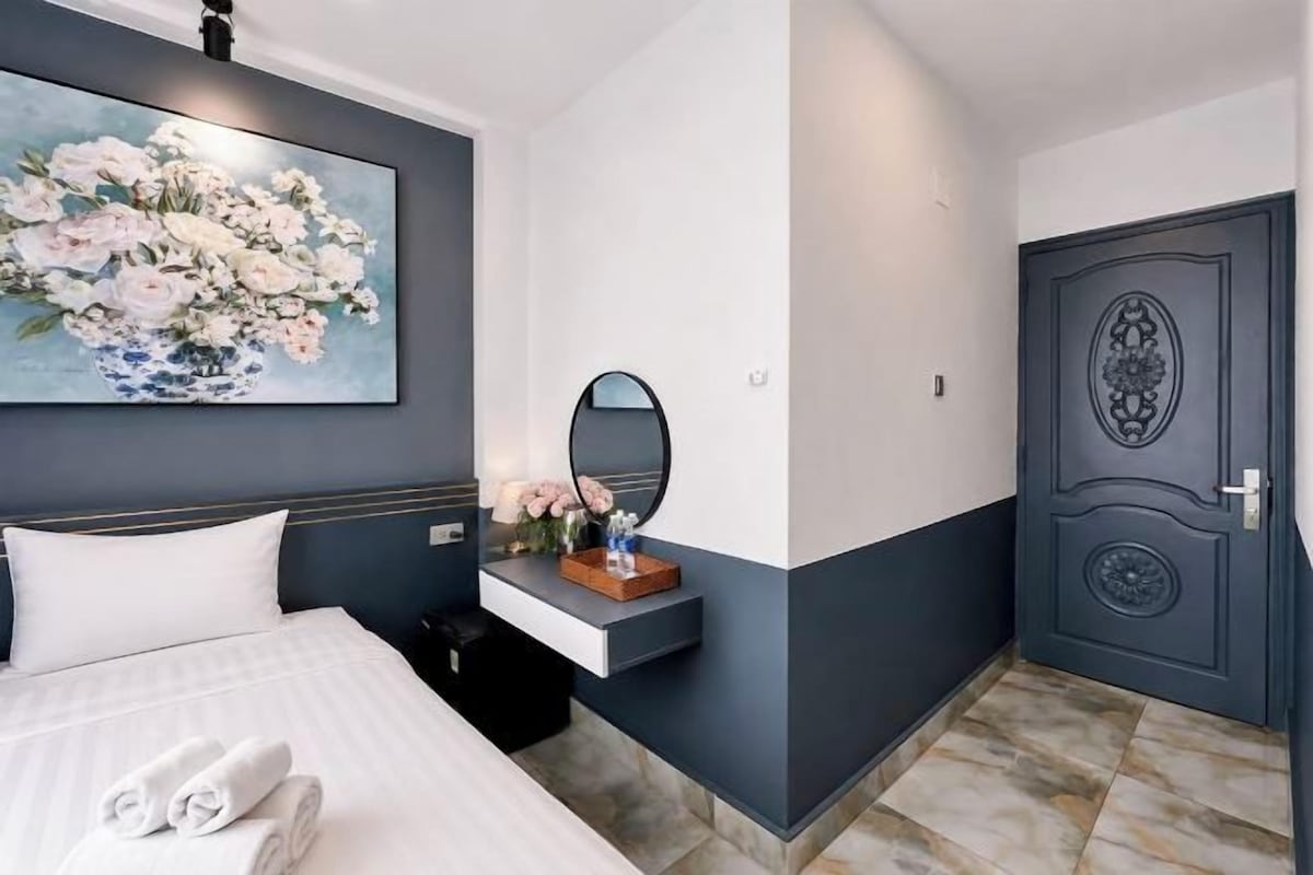 Luxe beddengoed, donsdekens, een minibar, een bureau