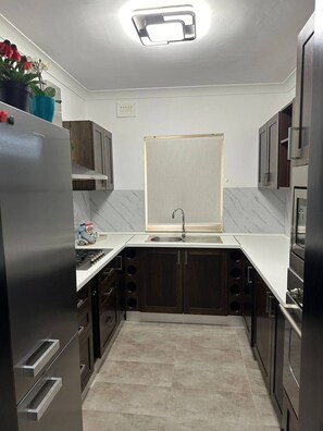 Kühlschrank, Ofen, Herdplatte, Wasserkocher mit Kaffee-/Teezubehör