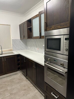 Geladeira, fogão, cooktop, cafeteira/chaleira