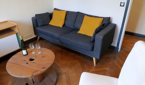 Smart TV, books - Lovely bright and quiet 2-room apartment, Marais. 5th floor. (Paris)
