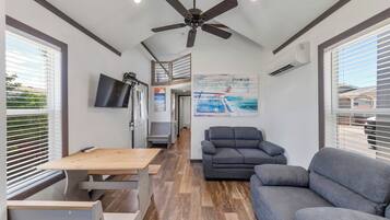 Téléviseur, table de ping-pong