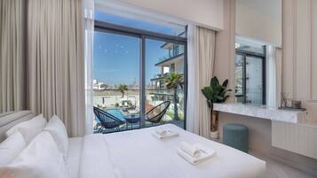Luxury Studio, Balcony | Individually furnished, iron/ironing board, cribs/infant beds