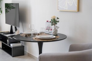 Studio Exclusive, ban công | Phòng ăn