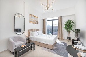 Studio – exclusive, balkong | Individuelt innredet, strykejern/-brett og barnesenger