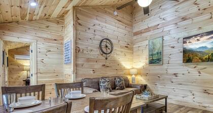 Open Sky Retreat, Pickleball Court, Creek, WIFI, Mountain Views, Starting at $79