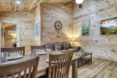 Open Sky Retreat, Pickleball Court, Creek, WIFI, Mountain Views, Starting at $79
