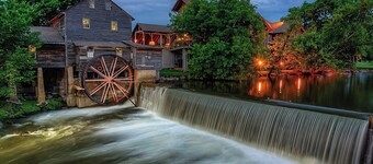 Primrose Cottage, Pickleball Court, Creek, WIFI, Mountain Views, Starting at $79