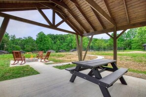 Outdoor dining - Primrose Cottage, Pickleball Court, Creek, WIFI, Mountain Views, Starting at $79 (Cosby)