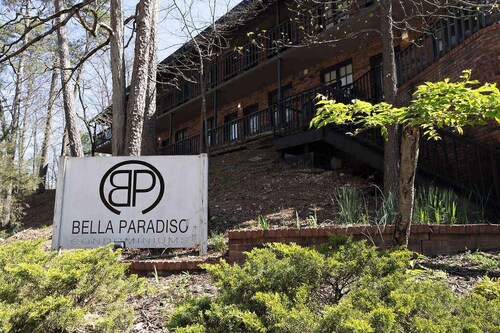 Walk to Downtown, Parking, King Bed, Patios