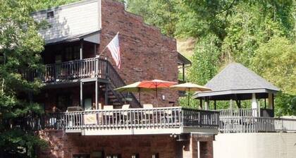 King Bed, Studio, Walk to Downtown, Parking