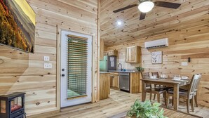 Un intérieur en bois comprenant un coin repas, une cuisine et un petit radiateur.
