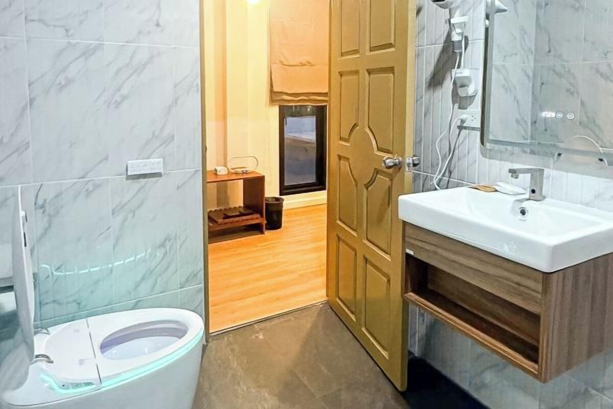 Badkamer | Een douche, een bidet, handdoeken, zeep