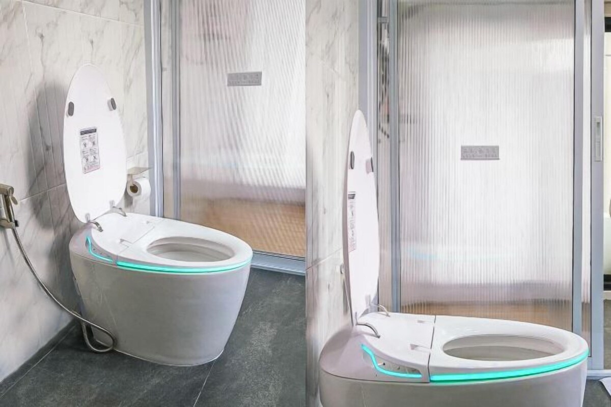 Badkamer | Een douche, een bidet, handdoeken, zeep