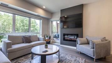 Una televisión, una chimenea, una oficina