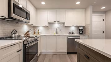 Frigorífico, microondas, horno y placa de cocina