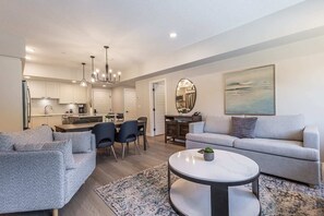 Télévision, cheminée, espaces bureaux