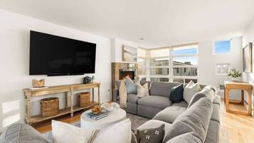 Een televisie en een kantoor