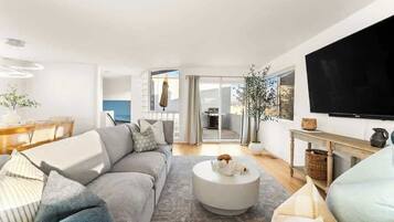 Een televisie en een kantoor