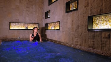 Bañera de hidromasaje cubierta