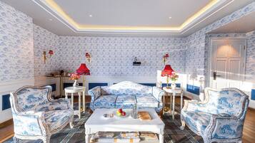 Suíte júnior, vista para a montanha | Área de estar | Smart TV 53 polegadas com canais digitais