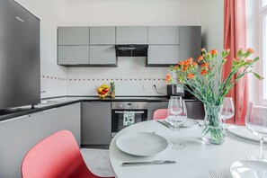 Fridge, microwave, oven, stovetop - Apartment with 3 bedrooms on Londynska street (Prague)