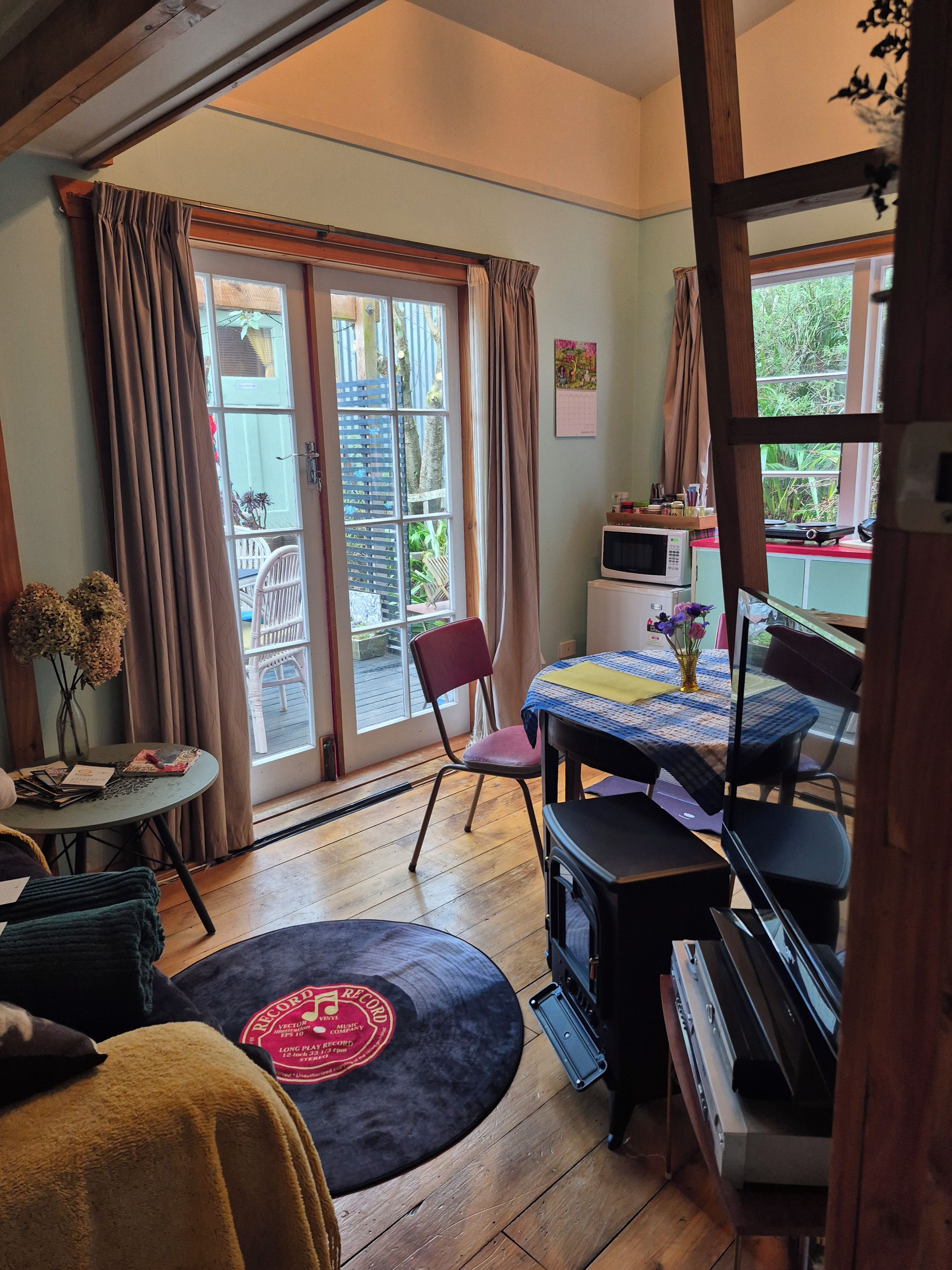 kitchenette/dining/lounge