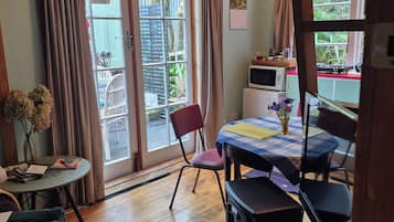 kitchenette/dining/lounge