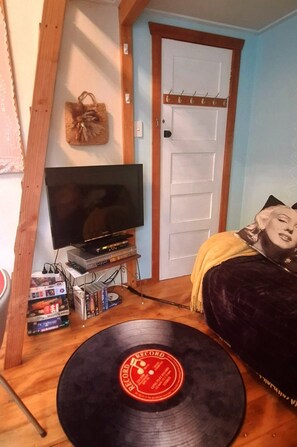 1 bedroom, iron/ironing board, travel cot, bed sheets