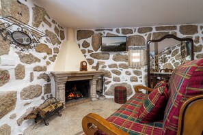 TV, fireplace - Casa Fonte de Pedra Gerês (Cova)