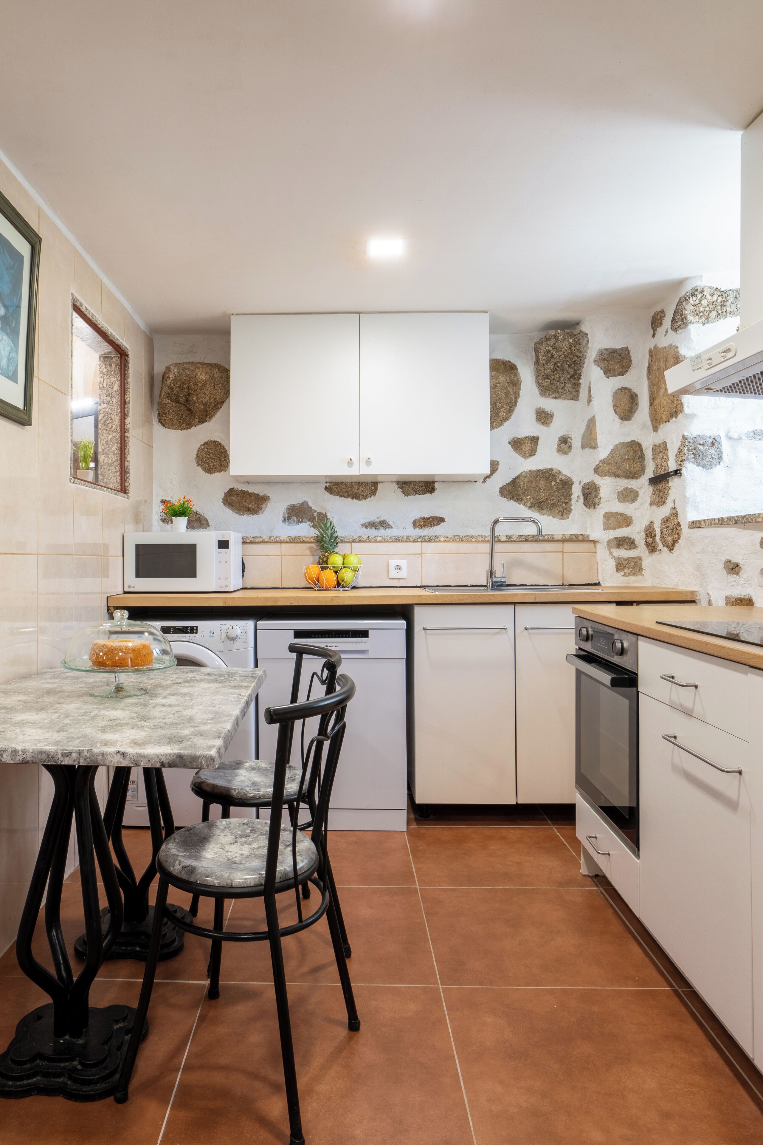 Frigorífico, microondas, horno y placa de cocina