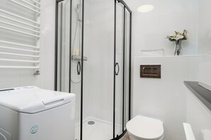 Estudio, terraza | Baño | Ducha, toallas y papel higiénico