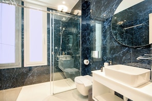 Villa Luxe, vue mer | Salle de bain | Douche, articles de toilette gratuits, sĂšche-cheveux, peignoirs