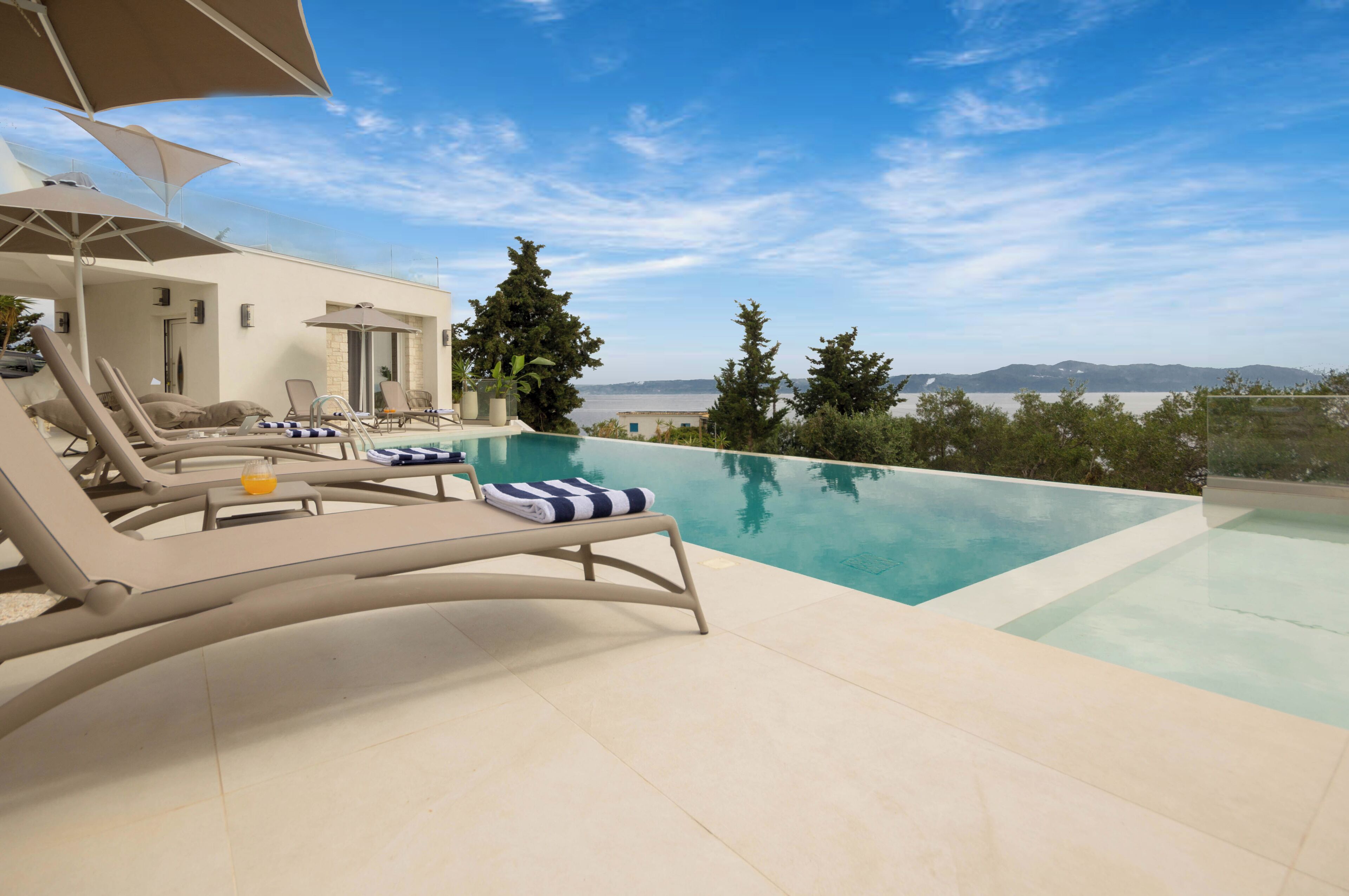 季节性开放的室外游泳池