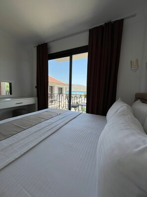 Minibarvarer (inkludert), skrivebord for bærbar PC og lydisolert