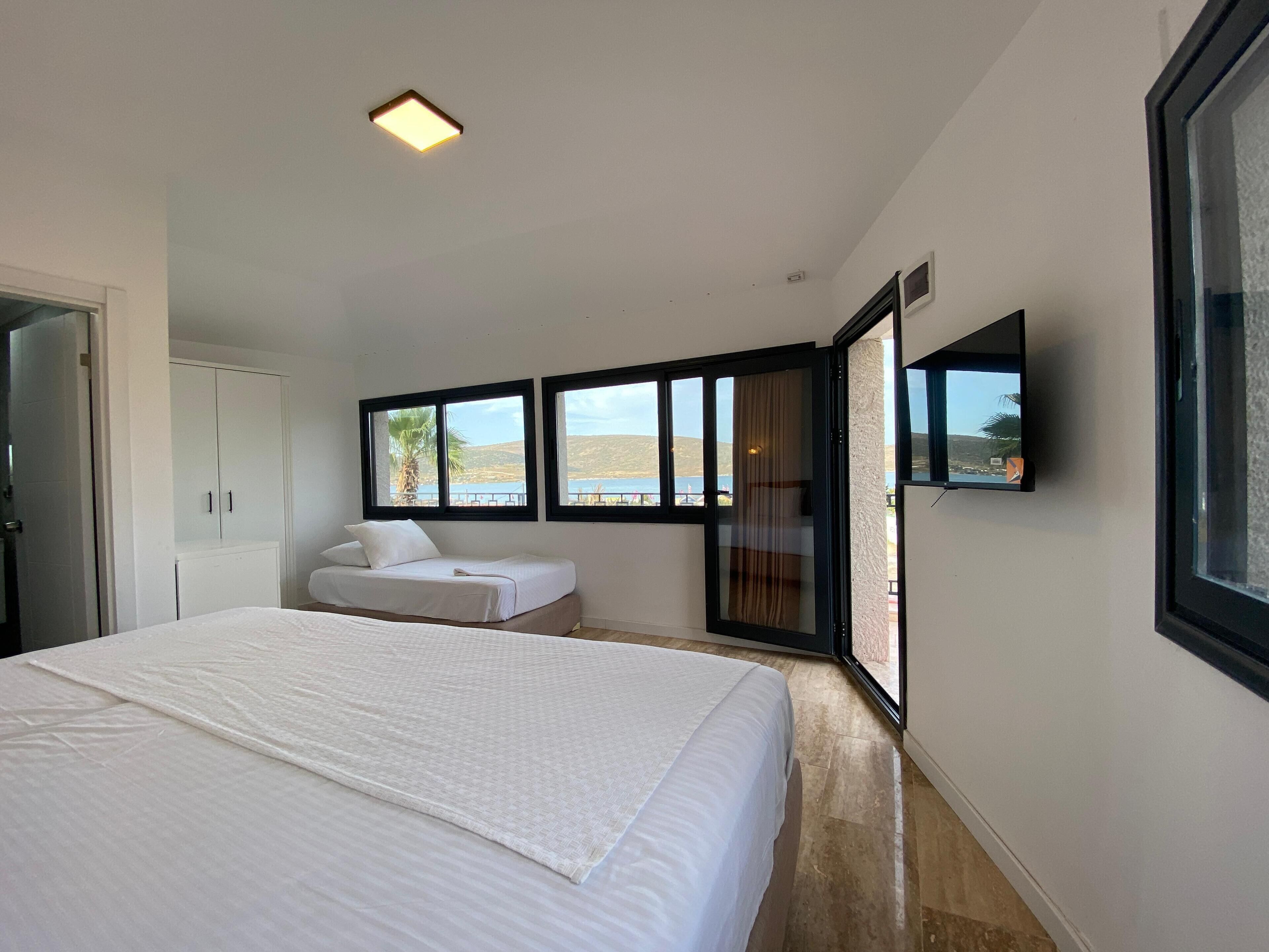 Artículos del minibar gratis y espacio para trabajar con laptop 