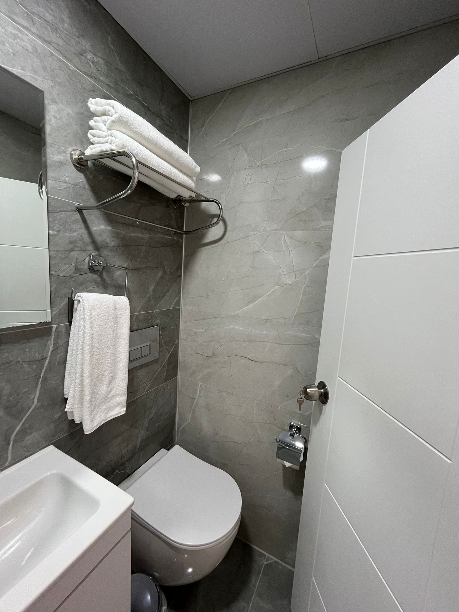 Ducha, cabezal de ducha tipo lluvia, secador de pelo, pantuflas