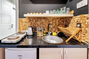 Fridge, oven, stovetop, electric kettle