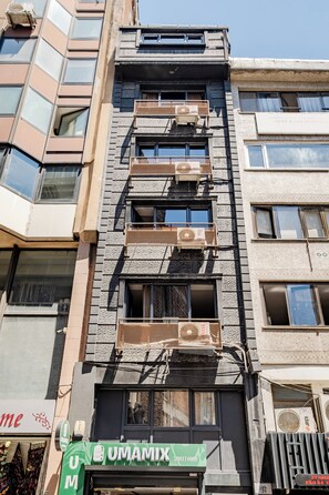 Exterior detail - Cozy Central Flat w/Netflix & Elevator Near Metro 2 minute walking distance (İstanbul)