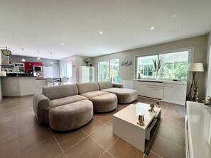 TV, fireplace - Villa de standing - Pleine nature - Jacuzzi (Guidel)