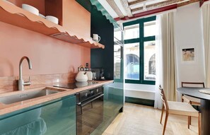 Kühlschrank, Mikrowelle, Ofen, Wasserkocher mit Kaffee-/Teezubehör