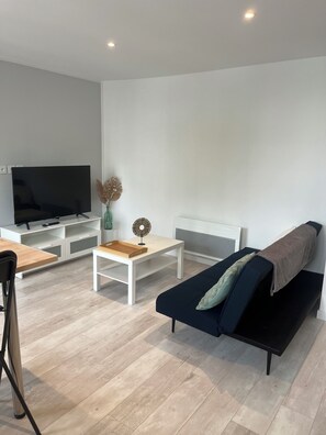 Living area - Fully renovated, comfortable 2-bedroom apartment near Paris. (livry gargan)