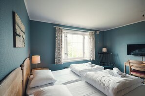 Escritorio, espacio para trabajar con laptop y wifi gratis